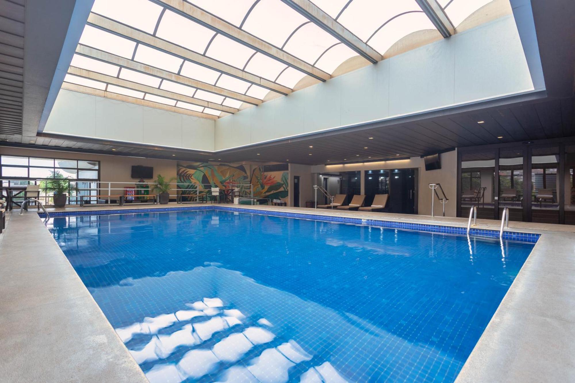 Ouro Minas Hotel Belo Horizonte, Dolce By Wyndham Kültér fotó The pool at the hotel
