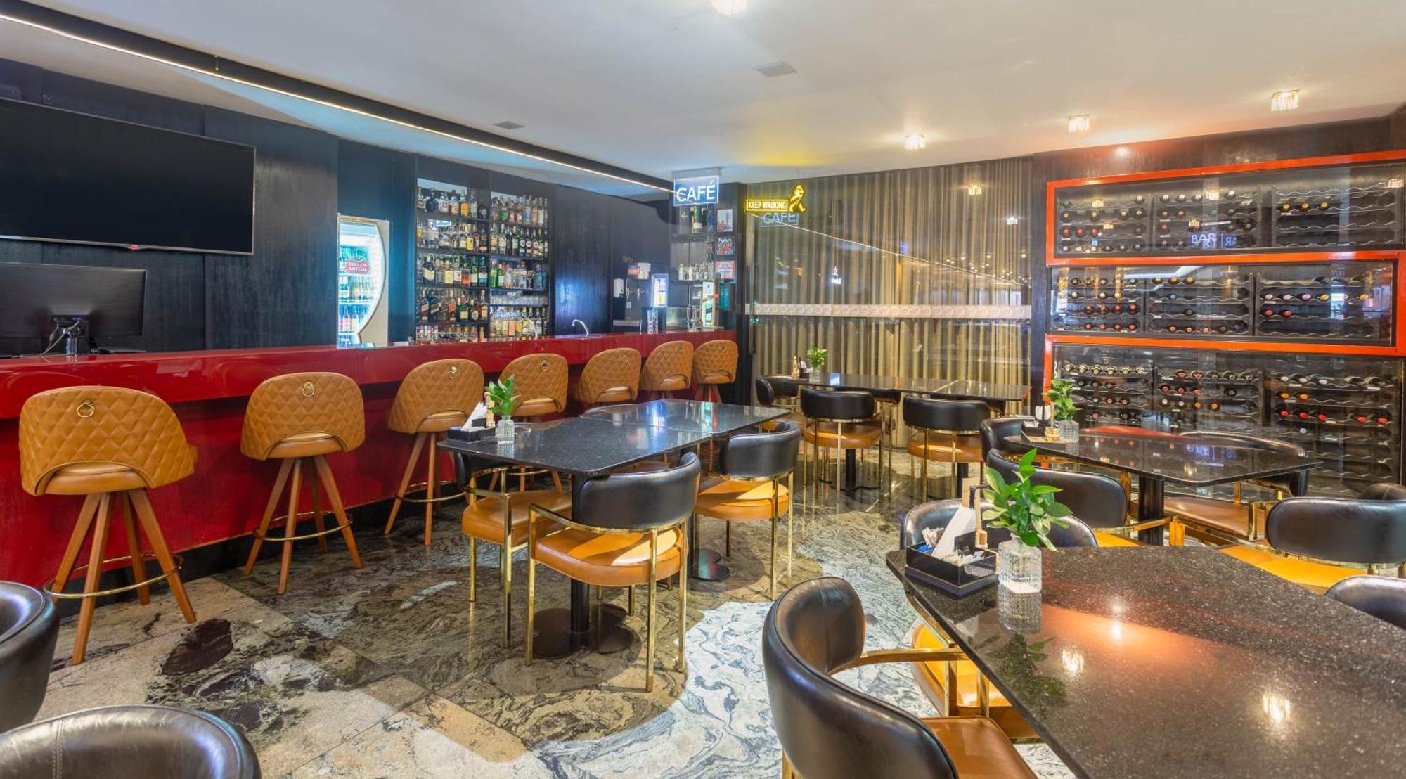 Ouro Minas Hotel Belo Horizonte, Dolce By Wyndham Kültér fotó The interior of the bar